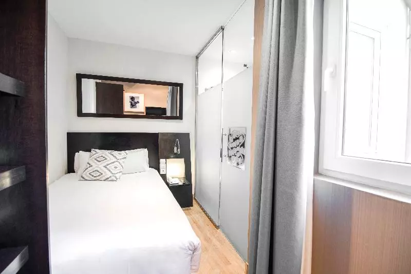 اتاق استاندارد یک نفره, Petit Palace Plaza De La Reina