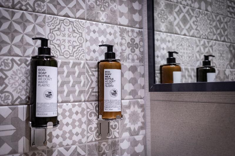 اتاق استاندارد یک نفره, Petit Palace Plaza De La Reina