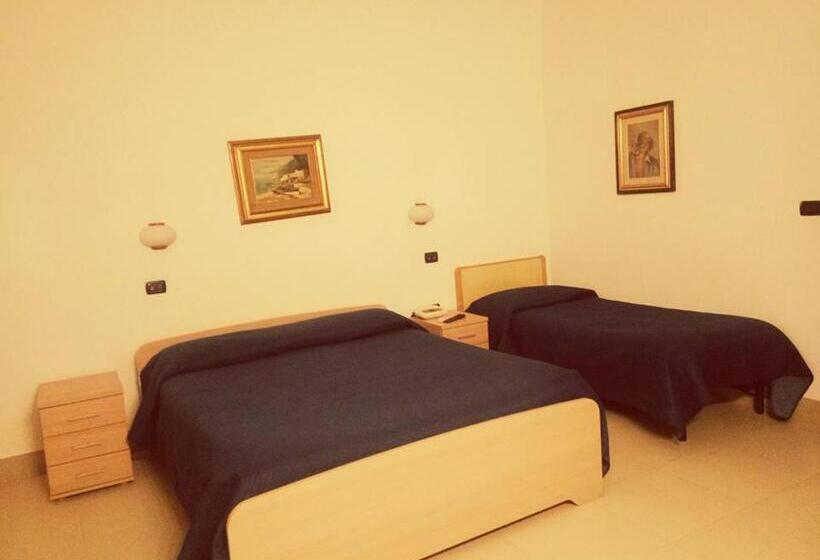 スタンダードトリプルルーム, Caporal