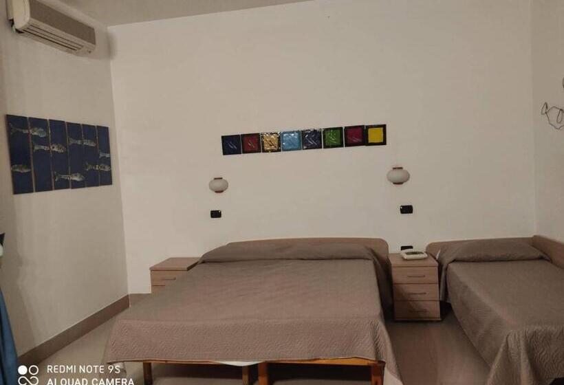 スタンダードトリプルルーム, Caporal