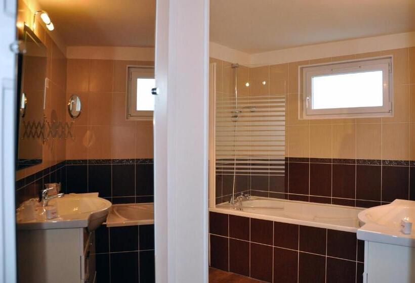 标准三人间, Hostellerie Et Spa De La Vieille Ferme