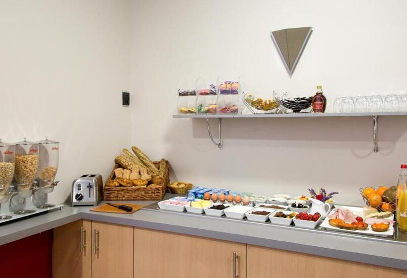 חדר משפחתי, Logis Hotel De Paris