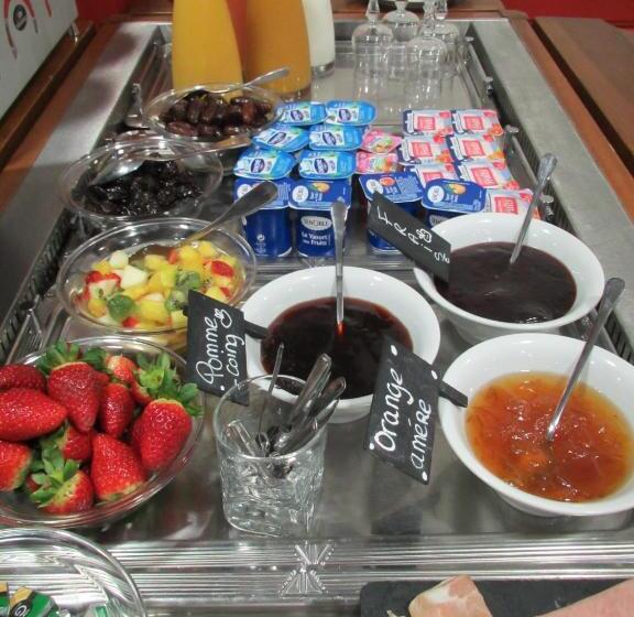 חדר משפחתי, Logis Hotel De Paris