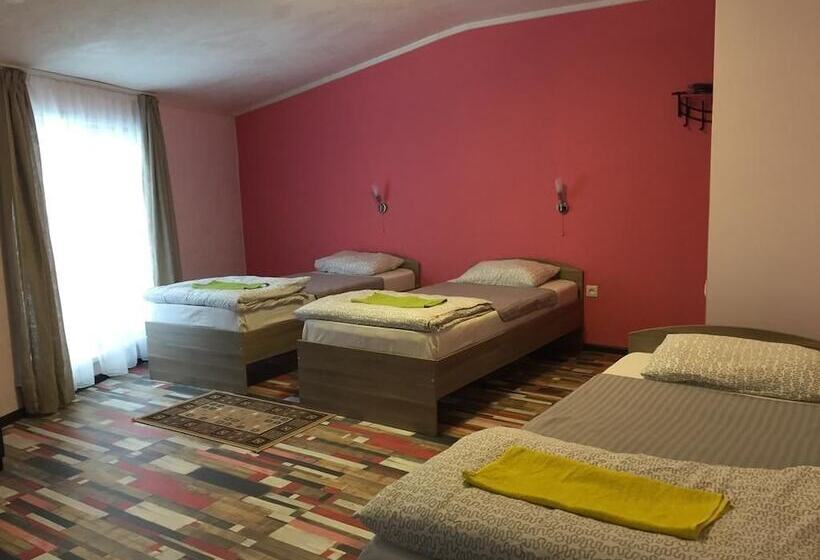 חדר קומפורט לשלושה, Abyrvalg