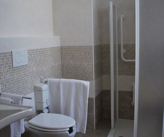 غرفة قياسية ثلاثية, Antico Distretto