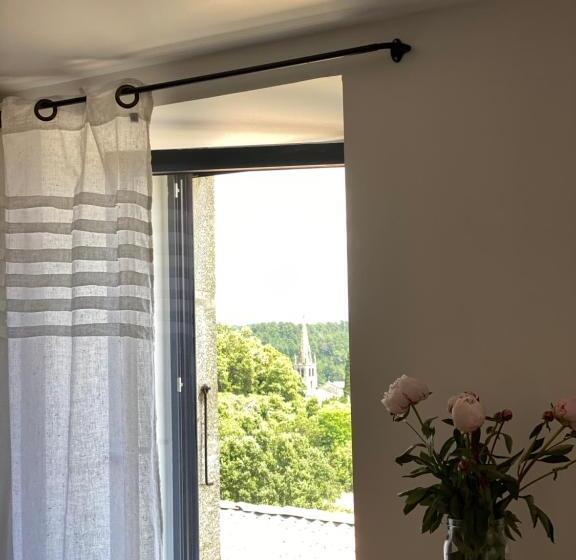 标准三人间, Auberge De La Tour De Brison