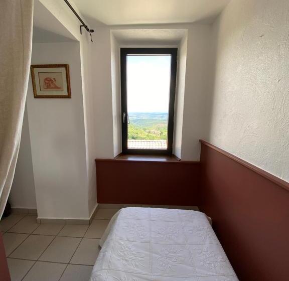Номер Стандарт Трехместный, Auberge De La Tour De Brison