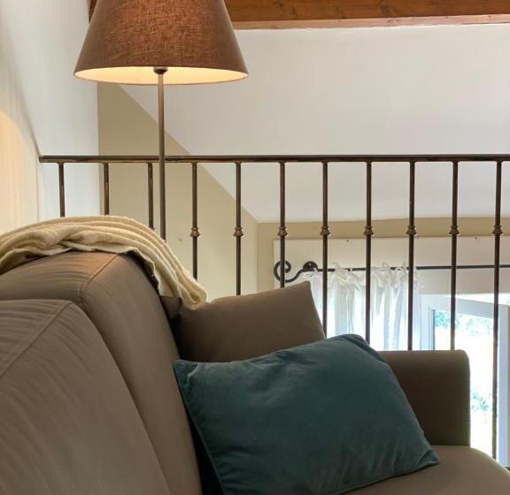 家庭间, Auberge De La Tour De Brison