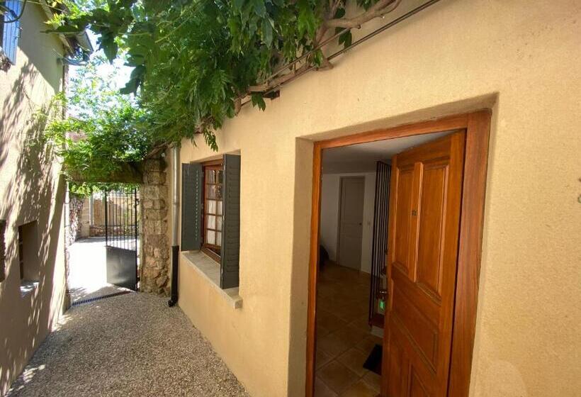 基本间, Auberge De La Tour De Brison