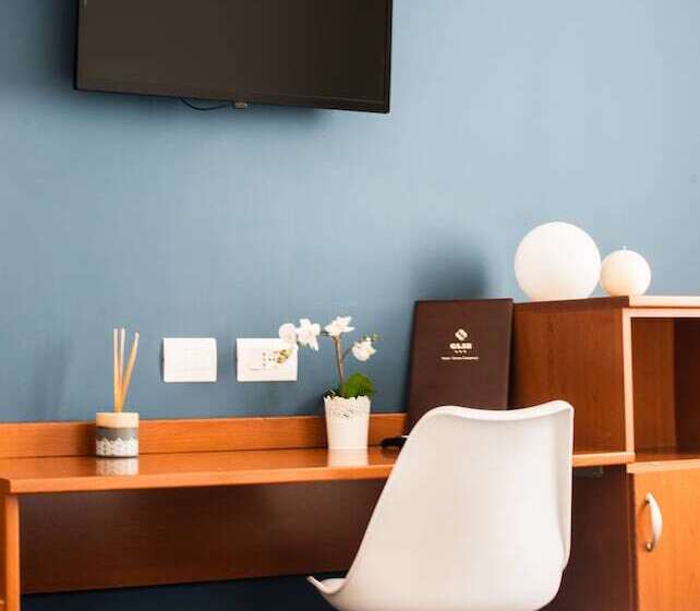 חדר סטנדרט לשלושה, Glis