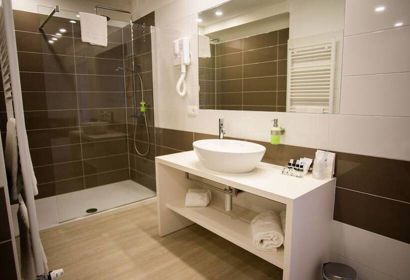 חדר סופריור לשלושה, Glis