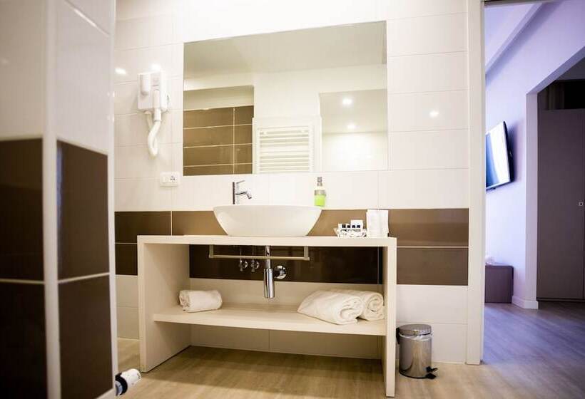 חדר סופריור לשלושה, Glis