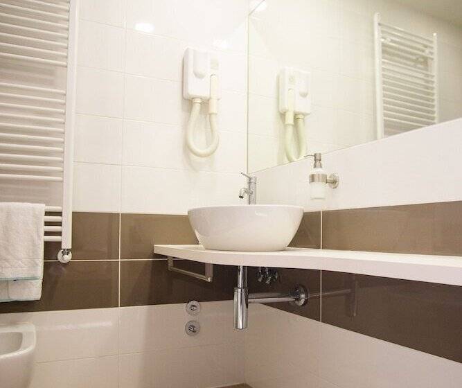 חדר סופריור לשלושה, Glis