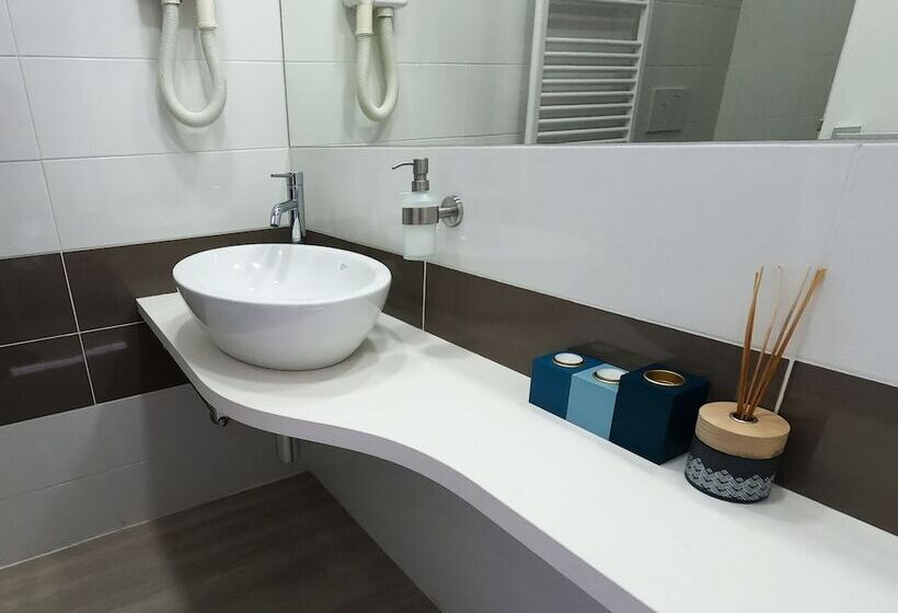 חדר סופריור לשלושה, Glis