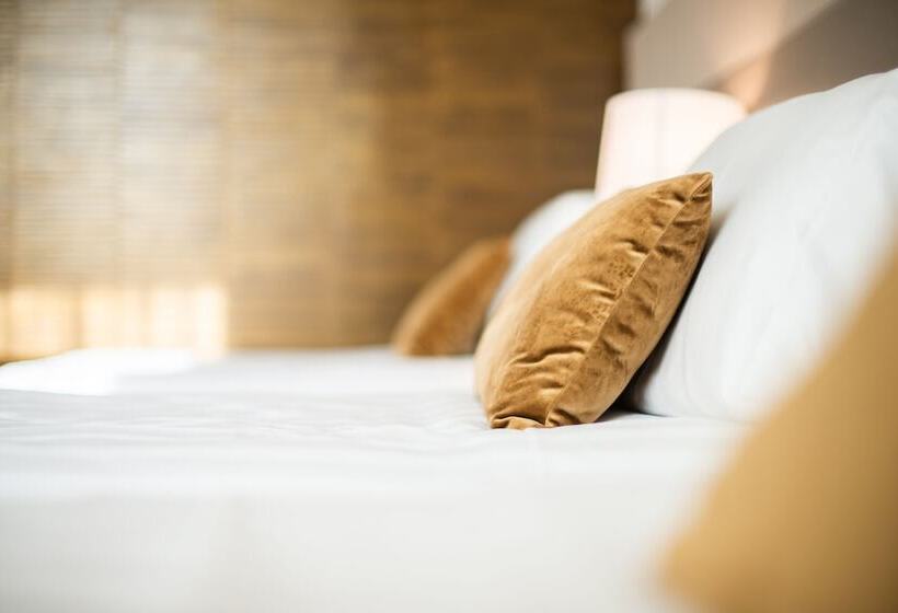 חדר סופריור לשלושה, Glis