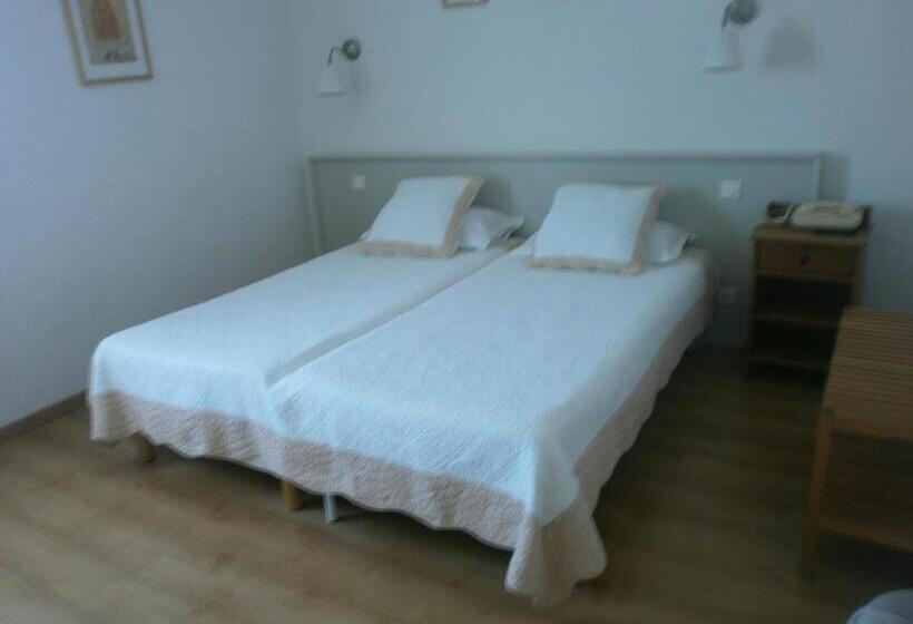 Номер Стандарт Трехместный, Hôtel Le Clos Des Pins