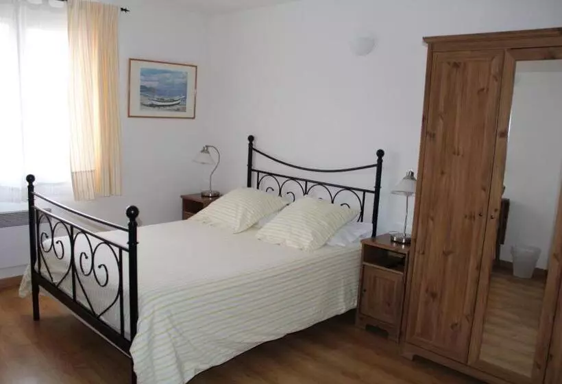 سوییت خانوادگی, Hôtel Le Clos Des Pins