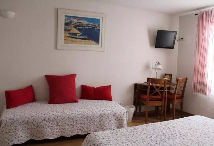 سوییت خانوادگی, Hôtel Le Clos Des Pins