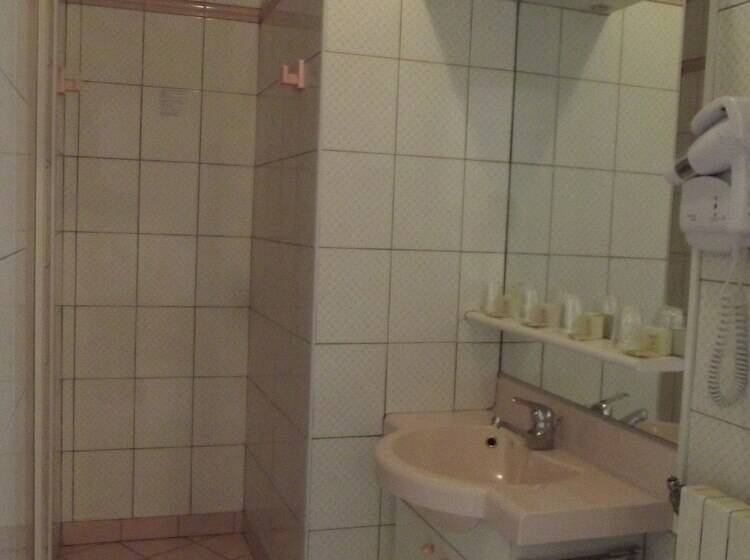 标准三人间, Hôtel Muret