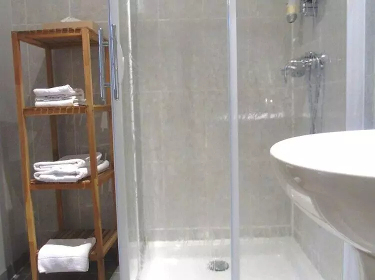 اتاق استاندارد سه نفره, Hôtel Restaurant Le Colombier