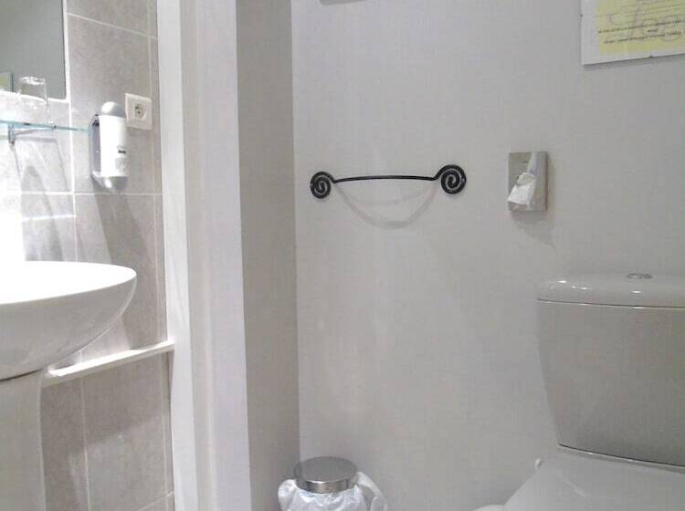 חדר סטנדרט לשלושה, Hôtel Restaurant Le Colombier