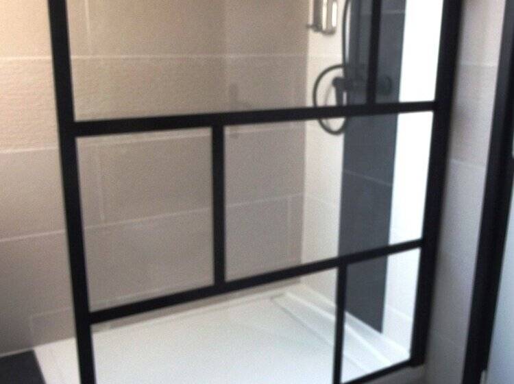 חדר משפחתי, Hôtel Restaurant Le Colombier