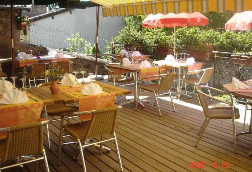 Номер Стандарт Вид на Сад, Logis Spa Hotel Restaurant De La Poste