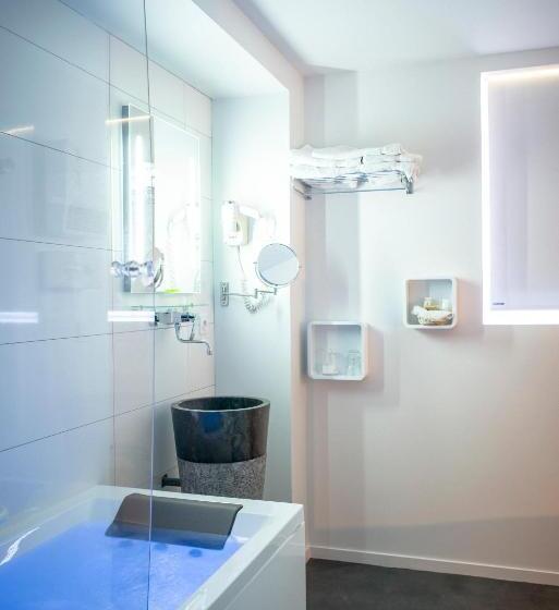 Номер Стандарт с Гидромассажем, The Originals Boutique, Hôtel Bulles By Forgeron, Lille Sud