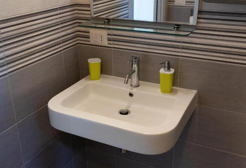 חדר סטנדרט מותאם לאדם עם מוגבלויות, Sa Guardia De Ferricci