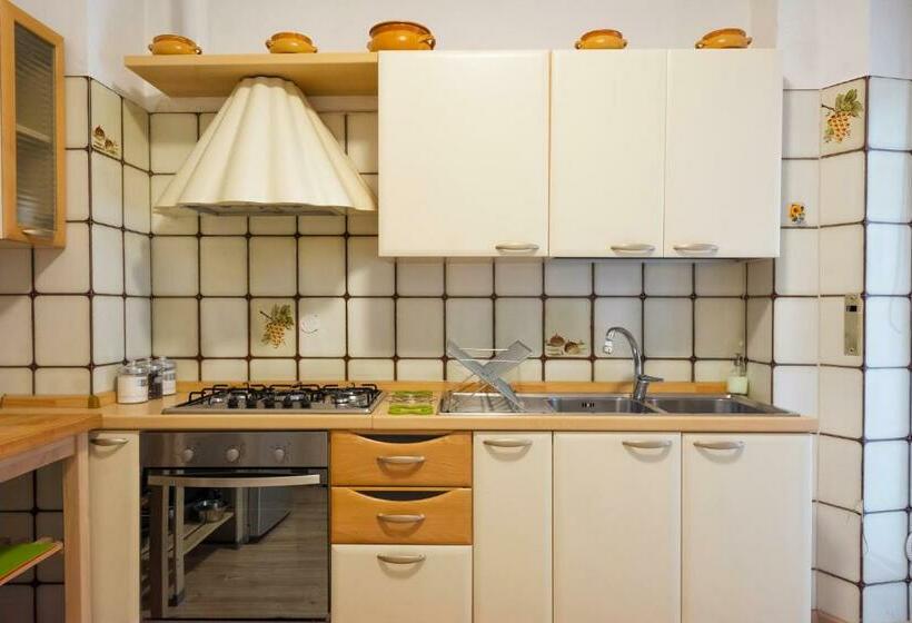 חדר סטנדרטי לארבעה עם חדר אמבטיה משותף, Snowake House