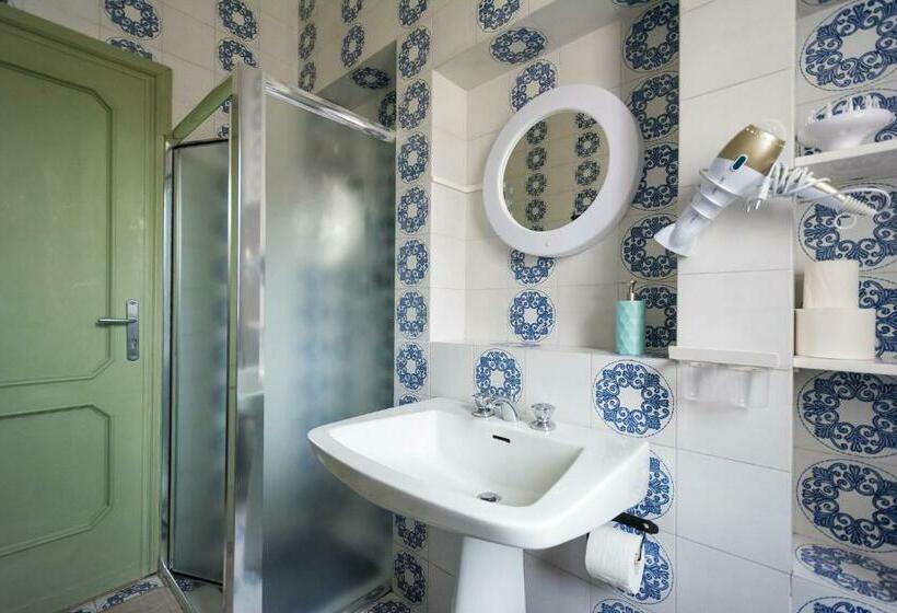 اتاق استاندارد چهارنفره با سرویس بهداشتی مشترک, Snowake House