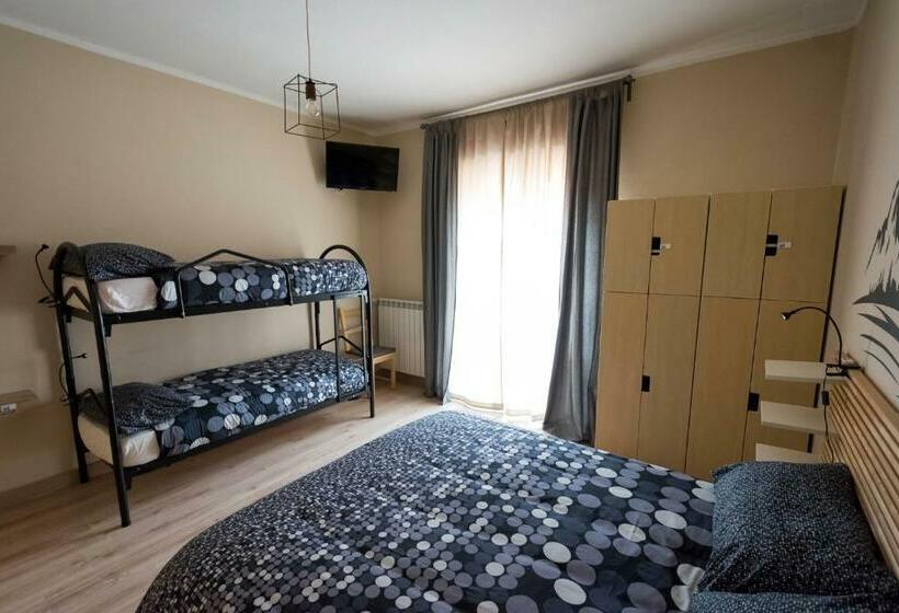 חדר סטנדרטי לארבעה עם חדר אמבטיה משותף, Snowake House