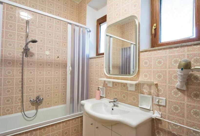 اتاق استاندارد سه تخته با سرویس بهداشتی مشترک, Snowake House