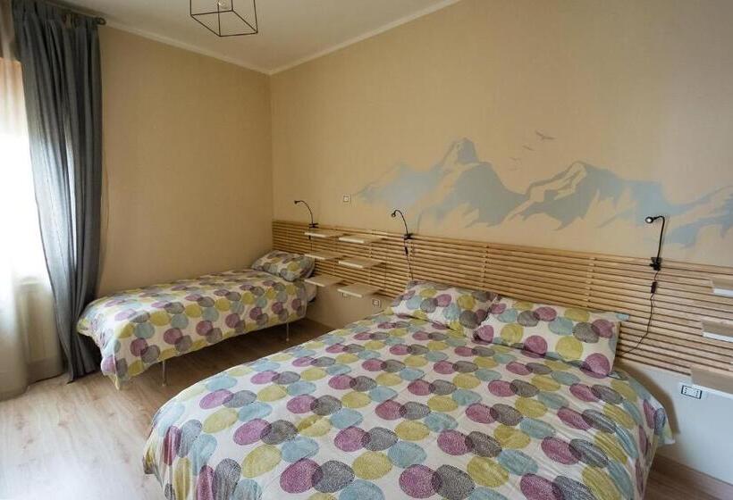 اتاق استاندارد سه تخته با سرویس بهداشتی مشترک, Snowake House