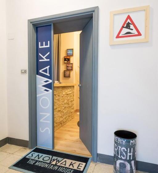 בית, 4 חדרי שינה, Snowake House