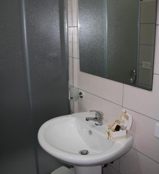 חדר סטנדרט לשלושה, B&b Borgo Pileri