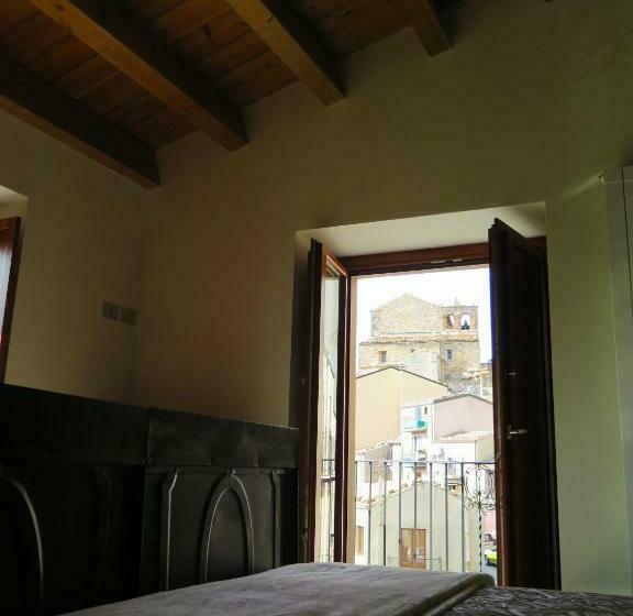 标准三人间, Porta Baciamano