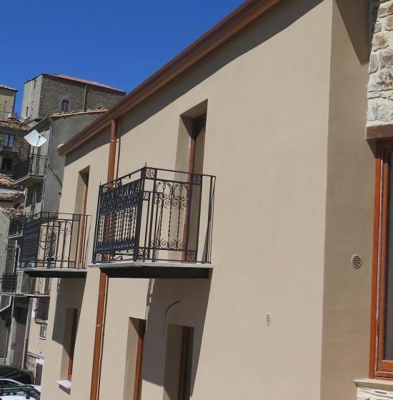 标准三人间, Porta Baciamano