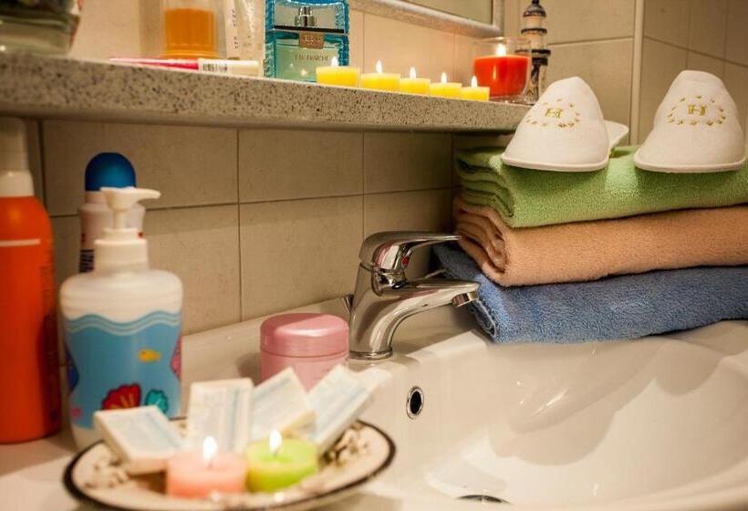 اتاق استاندارد سه نفره, Alda Amelia