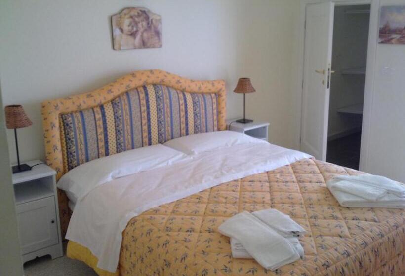 غرفة قياسية مزوَّدة بتراس, Locanda Maja B&b