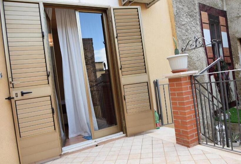 带花园景观的标准三人间, Affittacamere Il Cortile