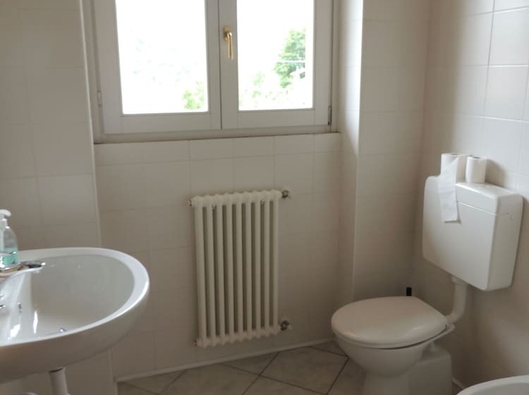 מיטה בחדר משותף, Ostello Dosso Del Liro