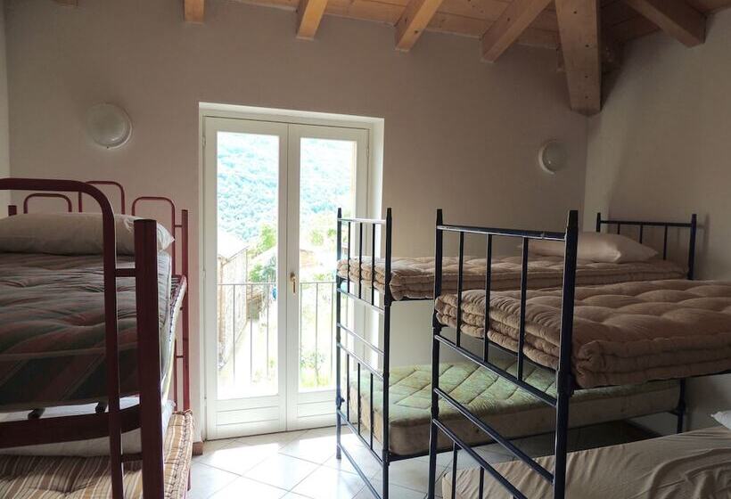 מיטה בחדר משותף, Ostello Dosso Del Liro