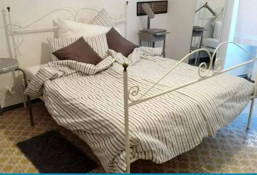 اتاق استاندارد سه نفره, Virginias B&b