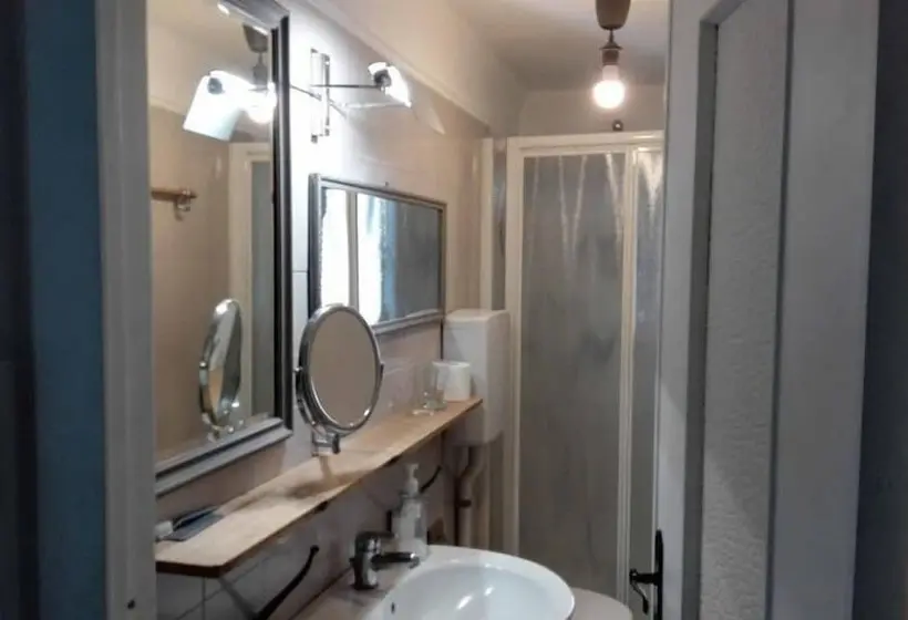 اتاق استاندارد سه نفره, Virginias B&b