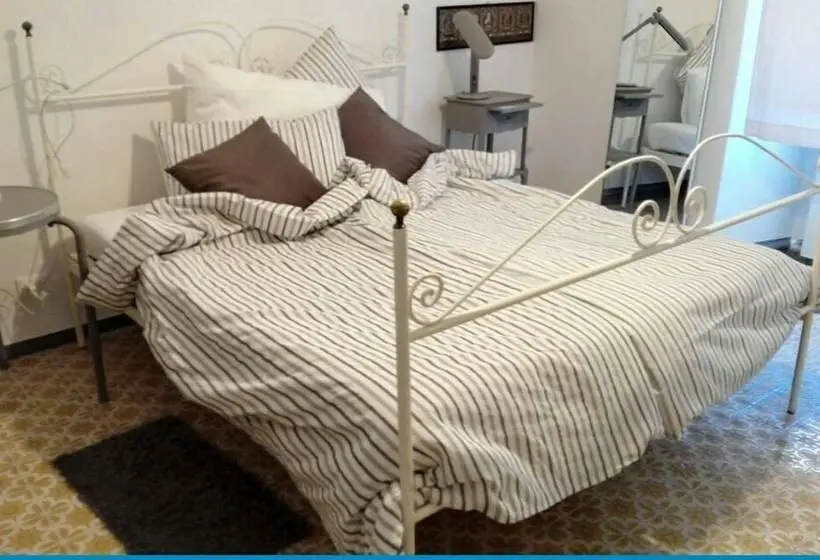 اتاق استاندارد سه نفره, Virginias B&b