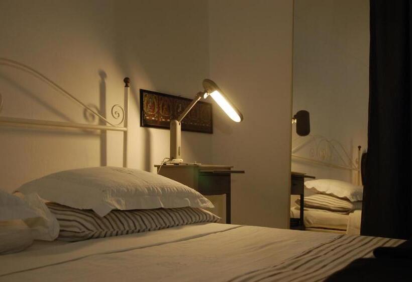اتاق استاندارد سه نفره, Virginias B&b