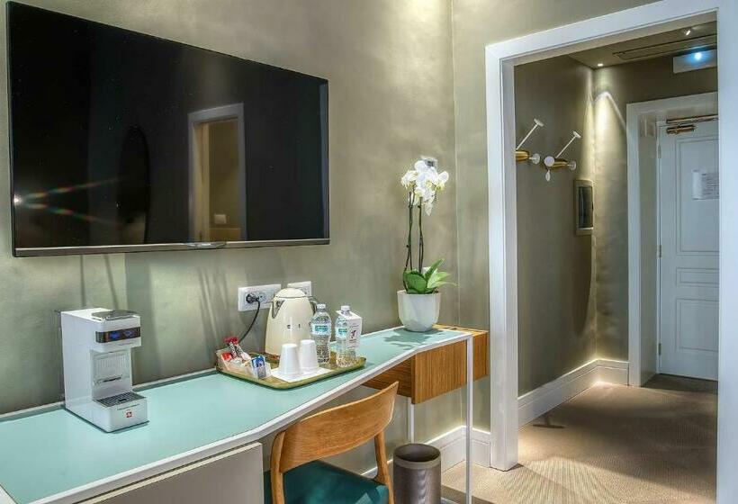 חדר קלאב, Accademia