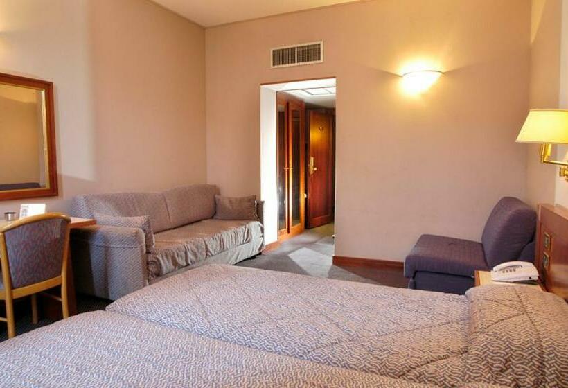 חדר סטנדרט לשלושה, Accademia