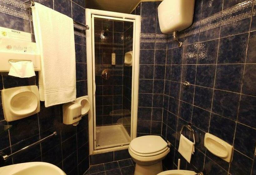 חדר סטנדרט לשלושה, Accademia